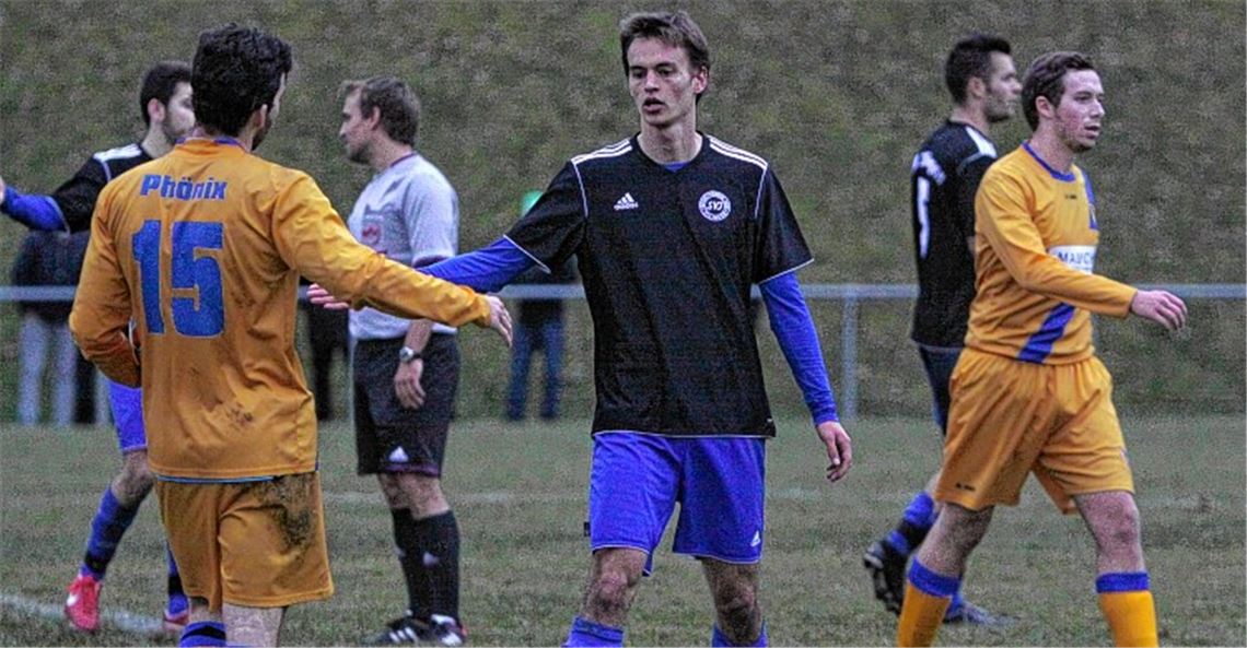 Abklatschen nach dem Hinspiel, das Lomersheim Ende November mit 4:0 gewann. Wiedersehen in der Bezirksliga-Saison 2015/2016? Da hätten beide Clubs sicher nichts dagegen. Archivfoto: Eigner