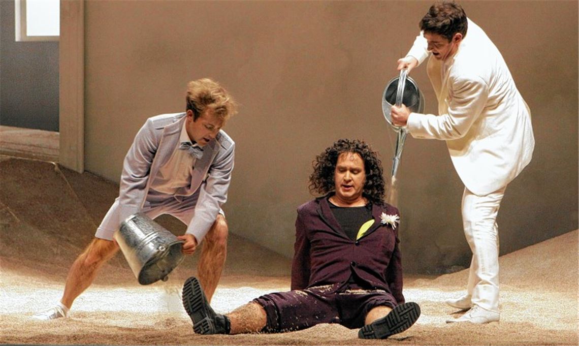 Abkühlung gefällig? Edward Lee (li.) als Pedrillo, Cornelius Burger (Mitte) als Osmin und Markus Francke als Belmonte.