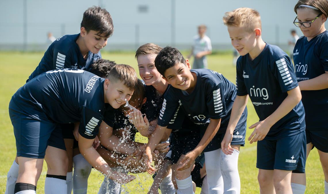Abkühlung ist beim Sportfest in Enzberg gefragt. Foto: Fotomoment