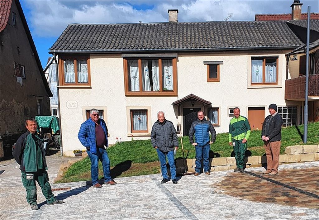 Abnahme: Bauleiter Roland Nagel (Ebel&Proß), Bauamtsleiter Kai-Uwe Lang, Architekt Edgar Schwab, Ortsvorsteher Timo Steinhilper, Geschäftsführer Wolfgang Ebel und Bauhofchef Kurt Veit (v.li.).