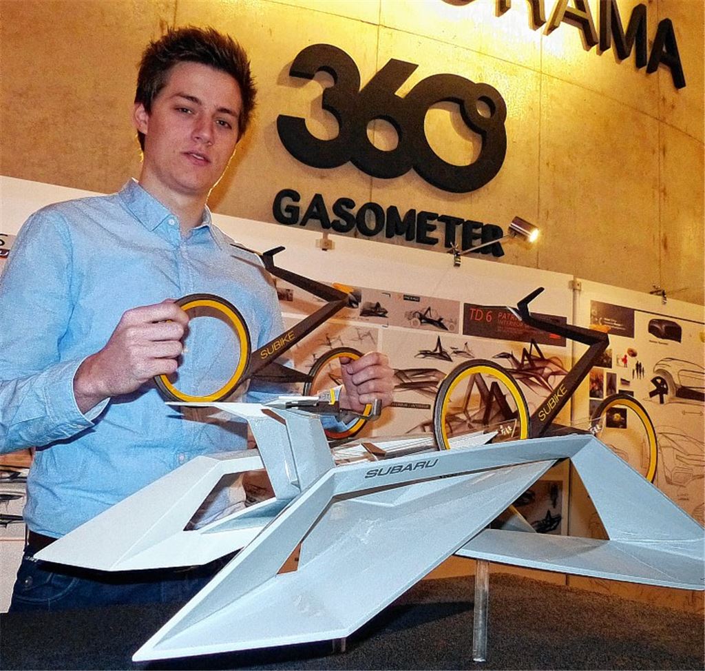 Abnehmbar: Zwei Fahrräder setzt Patrick Guth auf das Dach seiner Skulptur, die damit zum Fahrzeug wird, das zwei Personen zum Ausflugsziel bringt. Foto: Roth