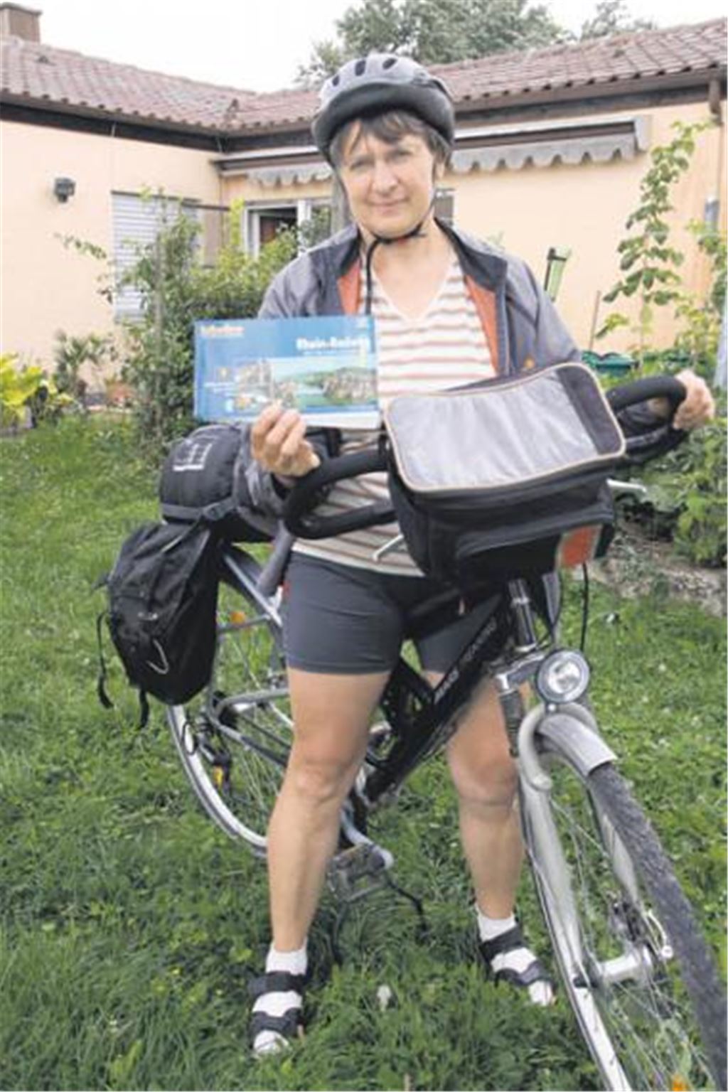 Abschalten, sich bewegen und dabei faszinierende Landschaften genießen: Johanna Weber hat das Fahrrad als Urlaubsvehikel und Sportgerät ins Herz geschlossen. Auf dem Rheinradweg, ihrer letzten großen Tour, gings vor allem sehr international zu. Foto: Disselhoff