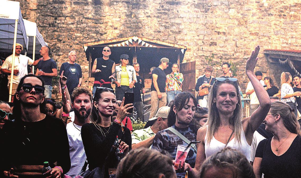 Partygemeinde feiert und tanzt in der Burg Abschalten und den Moment genießen: Die Veranstaltung „Le Clique in the Castle“ in der Burgruine Löffelstelz bringt die Menschen zum Tanzen. Fotos: Stahlfeld