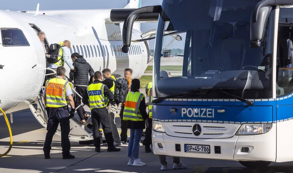 Abschiebeflug nach Sofia: Fünf vollziehbar ausreisepflichtige Personen werden  nach Bulgarien abgeschoben.