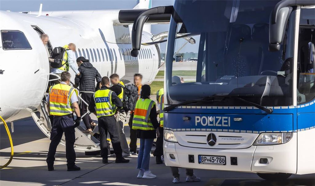 Abschiebeflug nach Sofia: Fünf vollziehbar ausreisepflichtige Personen werden  nach Bulgarien abgeschoben.