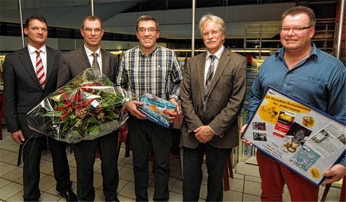 Abschied nehmen heißt es für den langjährigen Betriebsleiter der Mühlacker Bäder, Rudi Pfisterer (Mitte), der nicht nur ihm sondern auch seinen Chefs und Wegbegleitern schwerfallen dürfte. Von links: Jürgen Stein (Wasserfreunde), Oberbürgermeister Frank Schneider, Stadtwerke-Chef Jürgen Meeh und Michael Eier (DLRG).Fotos: Kollros