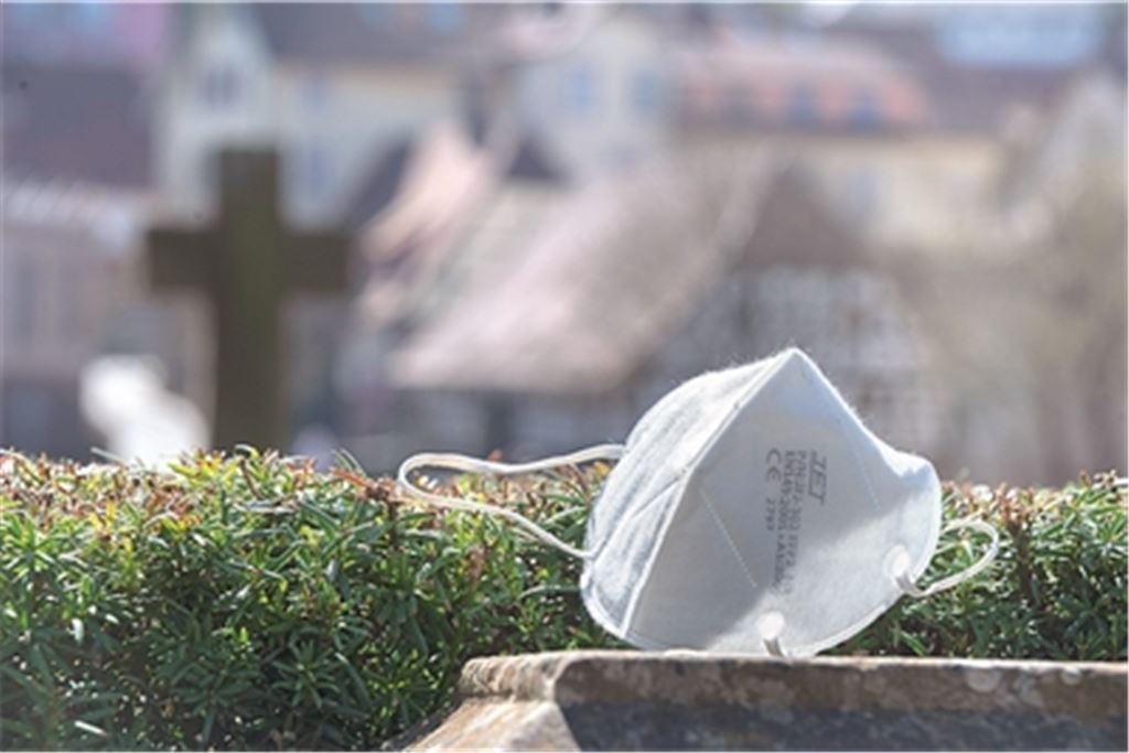 Abschied nehmen ist in Corona-Zeiten häufig nicht einfach. Es gibt viele Einschränkungen, mit denen trauernde Angehörige und auch Seelsorger umgehen müssen. Symbolfoto: Fotomoment