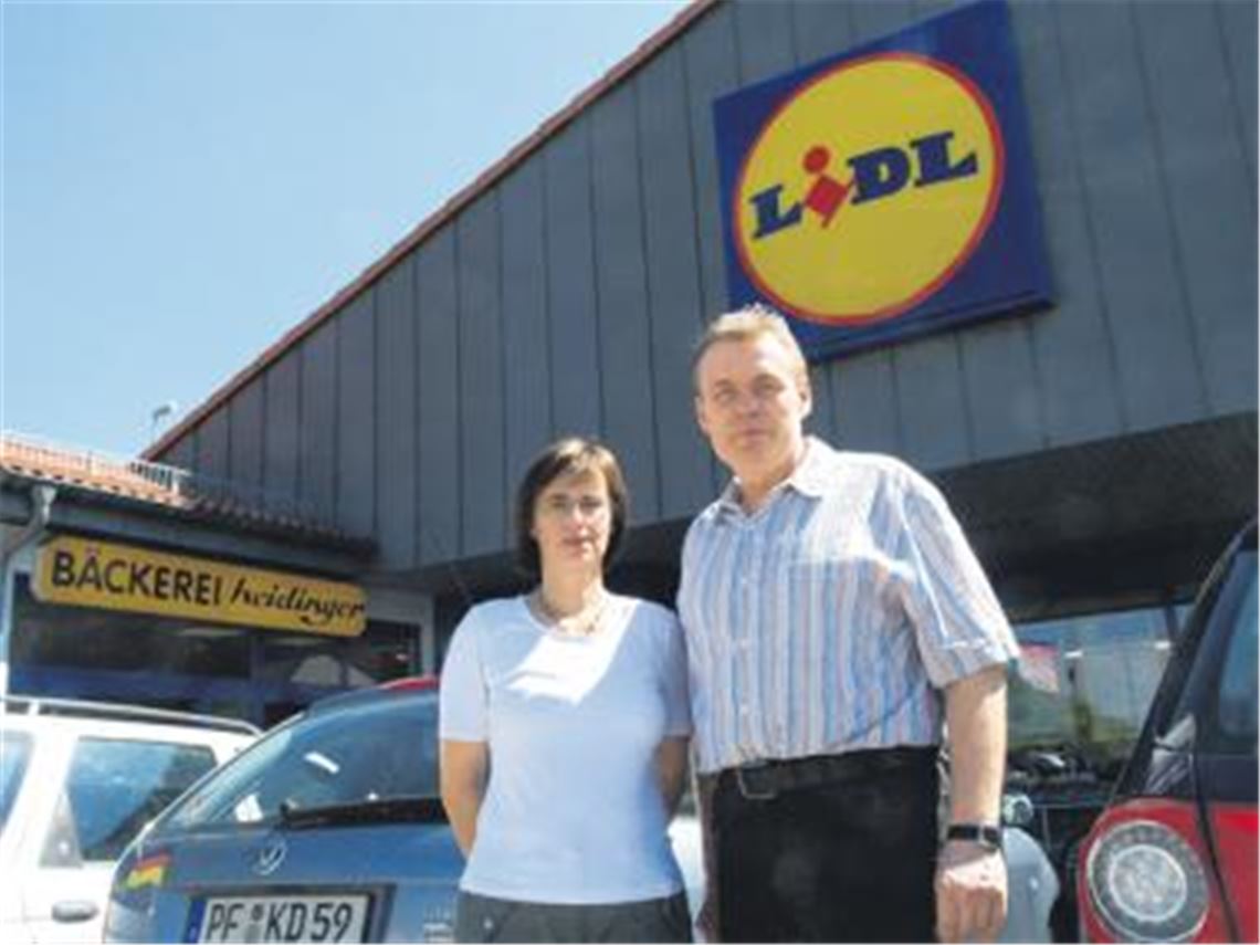 Abschied schweren Herzens: Das Ehepaar Anita und Wilhelm Heidinger muss seinen Standort im Lidl-Markt in Mühlacker aufgeben und damit eine langjährige Zusammenarbeit beenden. Der Discounter lockt die Kunden inzwischen mit einer eigenen Backstation innerhalb des Marktes. 
Foto: Eier