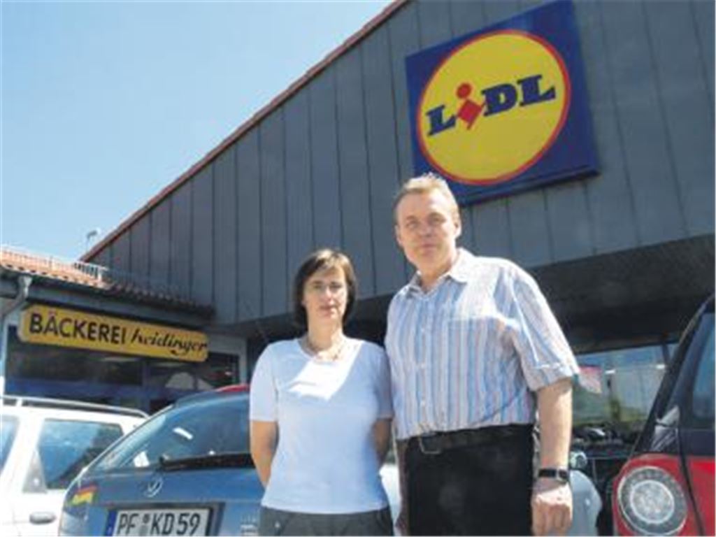 Abschied schweren Herzens: Das Ehepaar Anita und Wilhelm Heidinger muss seinen Standort im Lidl-Markt in Mühlacker aufgeben und damit eine langjährige Zusammenarbeit beenden. Der Discounter lockt die Kunden inzwischen mit einer eigenen Backstation innerhalb des Marktes. 
Foto: Eier