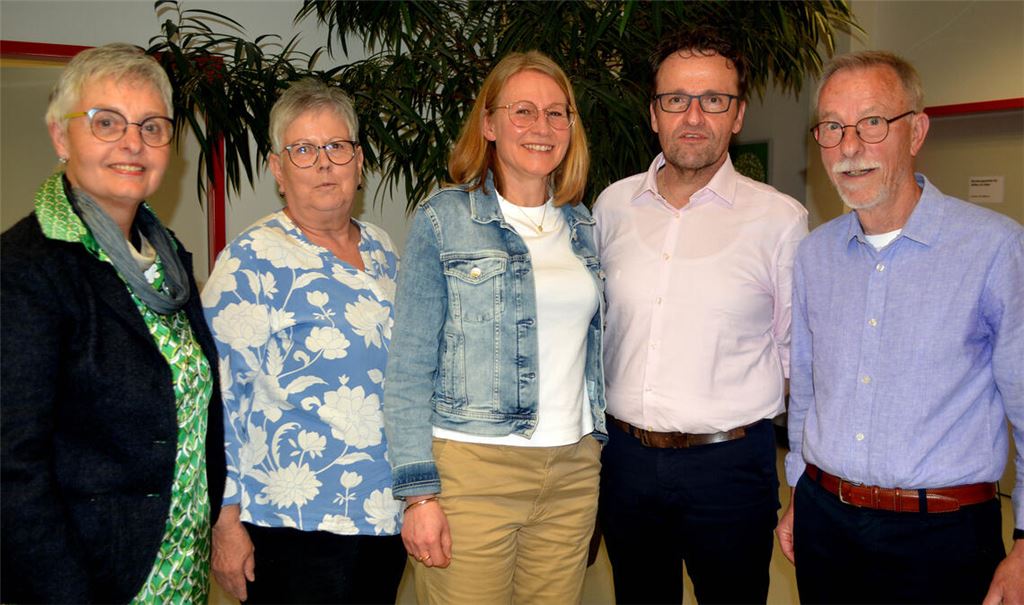 Abschied und Neubeginn: die zweite Vorsitzende Ulrike Kessler (Mitte) mit der neuen und der ausgeschiedenen Kassiererin Annegret Seeg und Brunhilde Glashauer (v.li.) sowie Dr. Johannes Bastian und Thomas Schopp (v. re.) – dem alten und dem neuen Vorsitzenden des Ambulanten Hospizdienstes Östlicher Enzkreis. Foto: Stahlfeld
