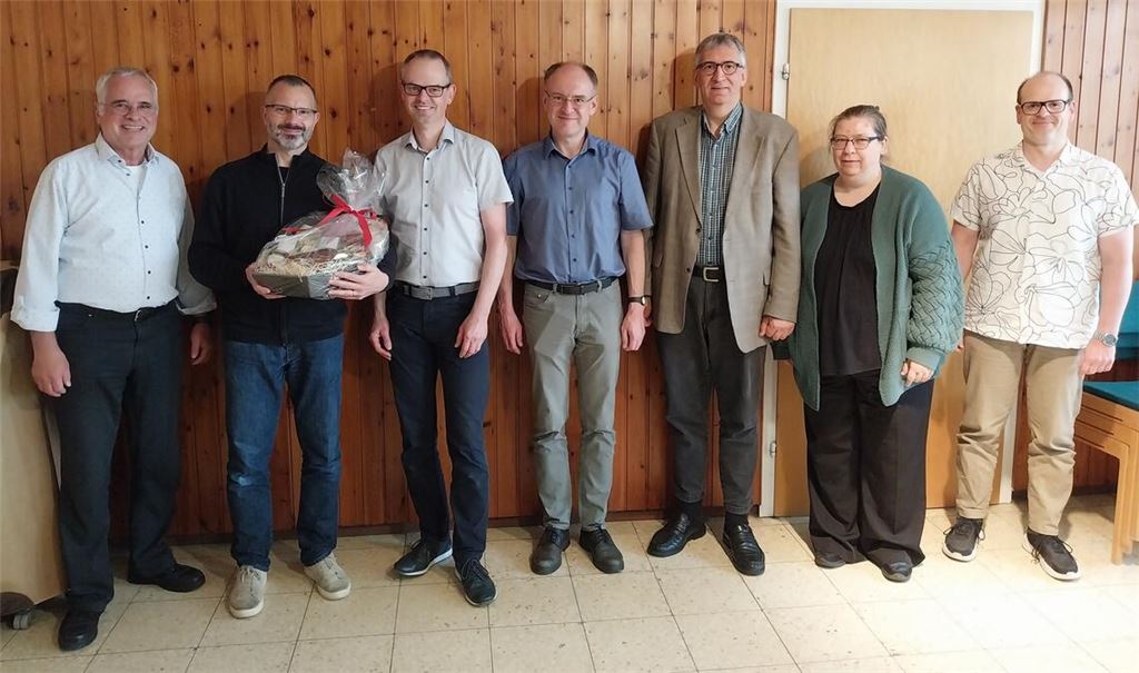 Abschied (v.li.): Dekan Jürgen Huber, Pfarrer Marcus Kalkofen, Diakonie-Geschäftsführer Christoph Zastrow, Dekan Christoph Glimpel, die Bezirksdiakoniepfarrer Michael Schaan und Sandra Epting sowie Timo Münch, Leiter der Dienststelle Mühlacker. Foto: privat