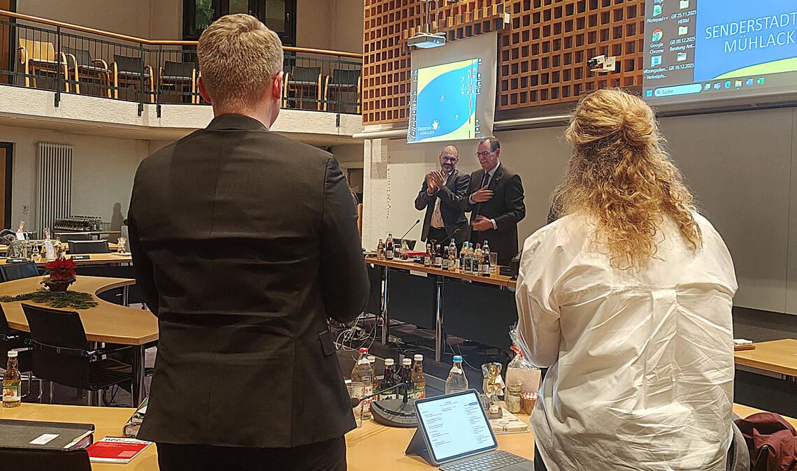 Abschied von OB Frank Schneider: Nach einem einstimmigen Votum zum Haushalt 2026 gibt es noch anhaltenden Applaus. Foto: Deeg