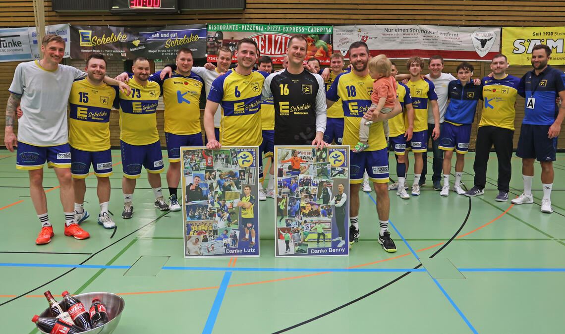 Abschied von drei BG-Akteuren: Lukas Hirsch; Torhüter Benjamin Kraus und Jonas Kraus (v.li.) nach dem letzten Spiel vor heimischem Publikum. Foto: Müller