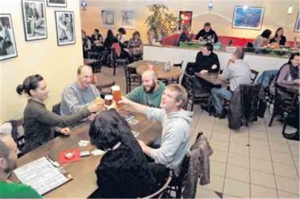 Abschiedsgetränk: Das beliebte Bistro-Restaurant Averna, das 13 Jahre lang an der Vetterstraße die Gäste bewirtete, hatte am Freitagabend zum letzten Mal geöffnet. Foto: Fotomoment