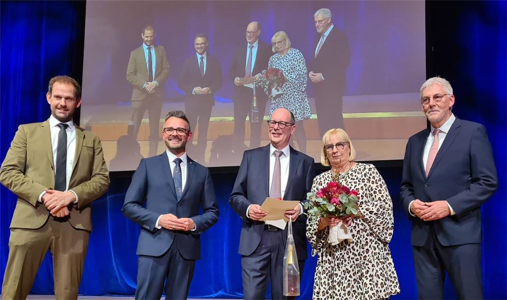 Abschiedsgrüße: Landrat Bastian Rosenau (li.), Pforzheims OB Peter Boch und der Sparkassen-Aufsichtsratschef, Landrat Helmut Riegger (re.), mit dem Ehepaar Scholl. Fotos: Metzbaur