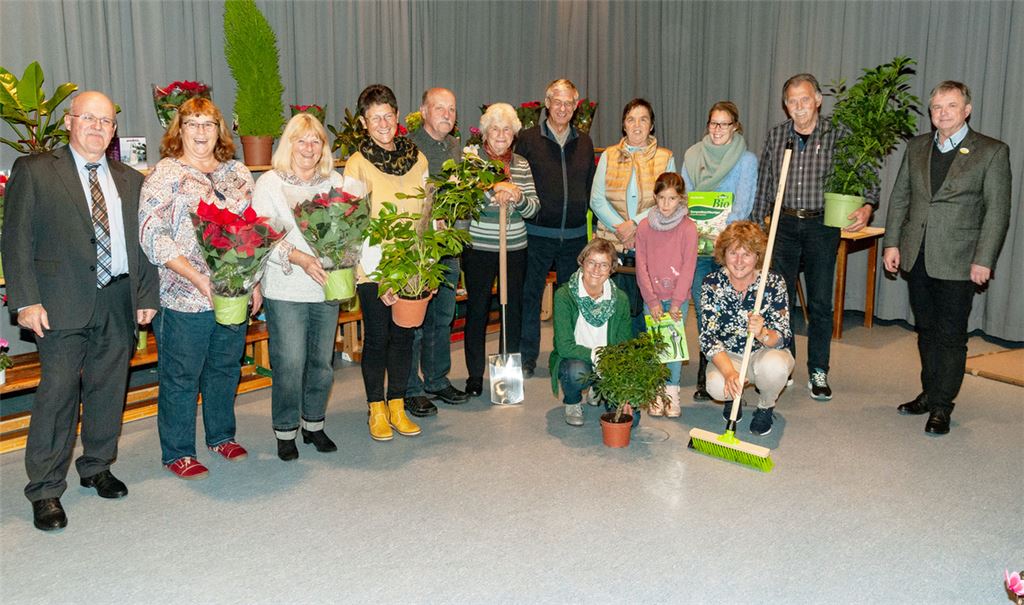 Abschluss des Blumenschmuckwettbewerbs in Großglattbach: Rolf Haug (li.) und Jürgen Metzger (re.) gratulieren 13 erfolgreichen Teilnehmern. Fotos: Fotomoment