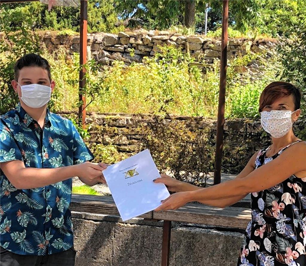 Abschluss geschafft: Die etwas andere Zeugnisübergabe mit Maske im Schulhof der Schiller-Gemeinschaftsschule in Mühlacker.privat