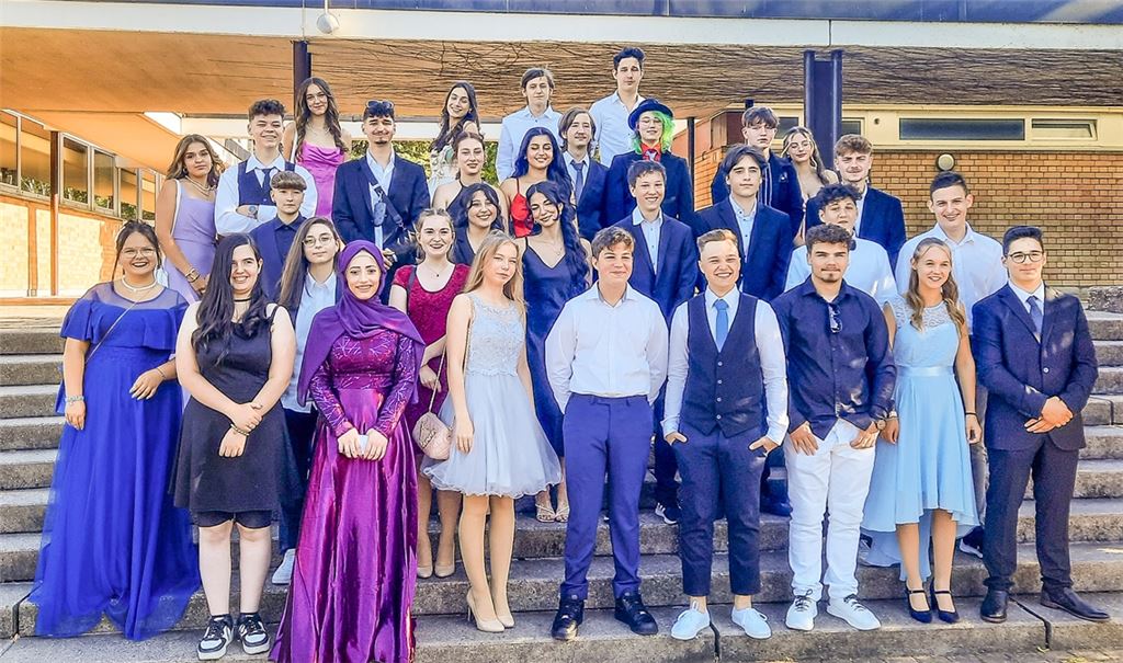 Abschluss geschafft und deshalb glücklich: das Gruppenbild der Abschlussschüler der Gemeinschaftsschule am Stromberg. Foto: privat