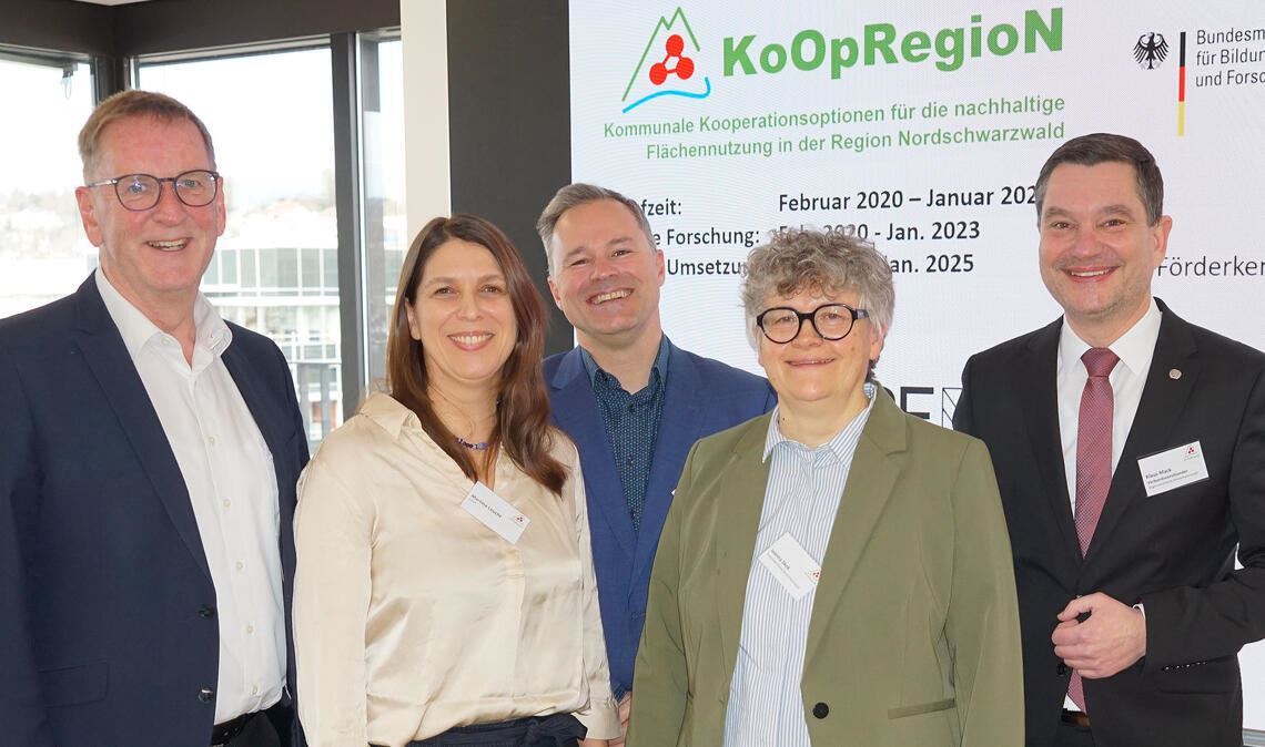 Abschluss von „KoOpRegioN“ (v. li.): Jochen Protzer, Geschäftsführer der Wirtschaftsförderung Nordschwarzwald WFG, Martina Leucht, Wissenschaftlerin am Europäischen Institut für Energieforschung EIFER, Sascha Klein, Verbandsdirektor des Regionalverbands Nordschwarzwald, Joanna Skok, Projektmanagerin beim Regionalverband, und der Bundestagsabgeordnete und Verbandsvorsitzende Klaus Mack (v. li.). Foto: Bastian