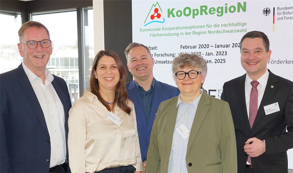 Abschluss von „KoOpRegioN“ (v. li.): Jochen Protzer, Geschäftsführer der Wirtschaftsförderung Nordschwarzwald WFG, Martina Leucht, Wissenschaftlerin am Europäischen Institut für Energieforschung EIFER, Sascha Klein, Verbandsdirektor des Regionalverbands Nordschwarzwald, Joanna Skok, Projektmanagerin beim Regionalverband, und der Bundestagsabgeordnete und Verbandsvorsitzende Klaus Mack (v. li.). Foto: Bastian