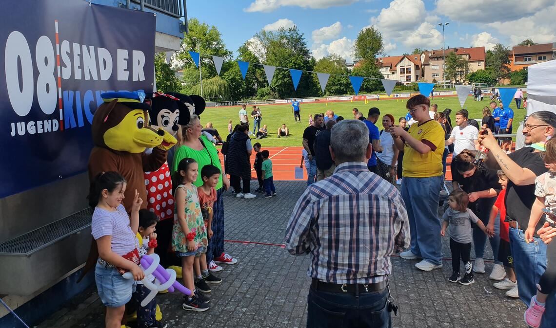 Abseits des Trainings auf dem grünen Rasen ist am Samstag ein buntes Rahmenprogramm für die ganze Familie geboten. Fotos: Schröder
