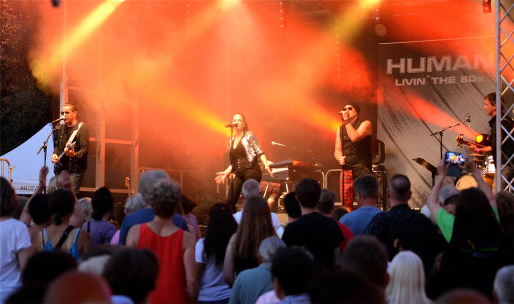 Absoluter Publikumsmagnet: die Band „Human“. Das Konzert am Samstagabend sorgt für einen enormen Andrang. Fotos: Stahlfeld