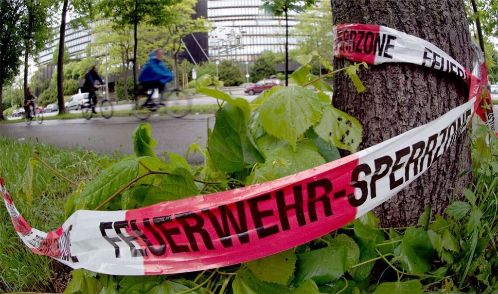 Absperrband der Feuerwehr hängt an einem Baum: Am späten Abend des 28.05.2013 wurde an der Stelle ein 31-Jähriger von einem unbekannten Mann so schwer verletzt, dass er kurze Zeit später im Krankenhaus starb