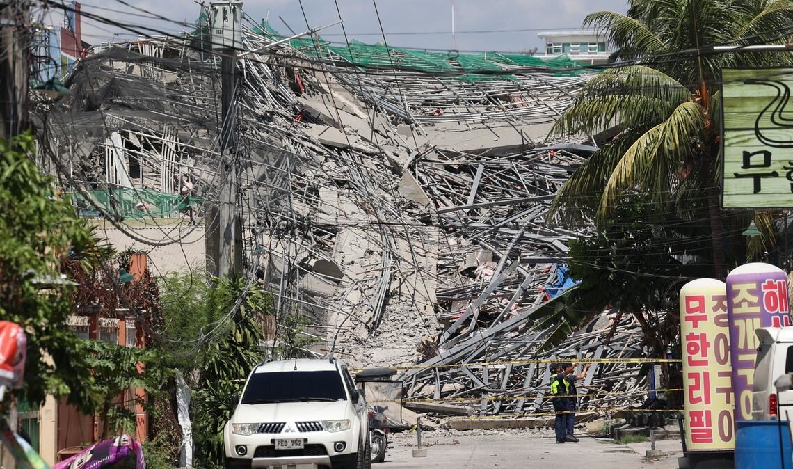Absperrband markiert den Bereich um ein eingestürztes Gebäude in der philippinischen Provinz Pampanga, nördlich von Manila.