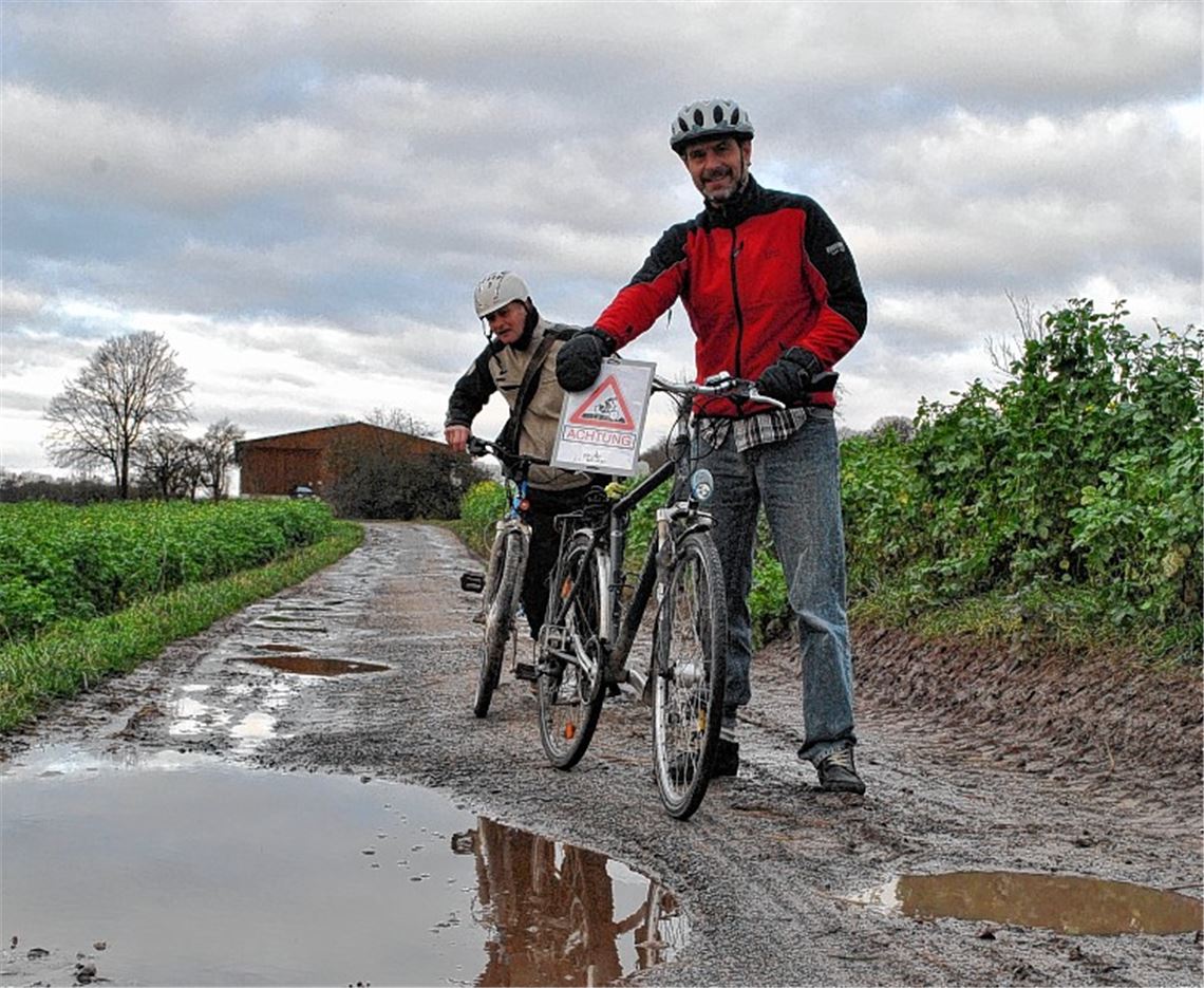 Absteigen und schieben: Große Schlaglöcher machen das Radfahren unmöglich. Archivfoto: Stahlfeld