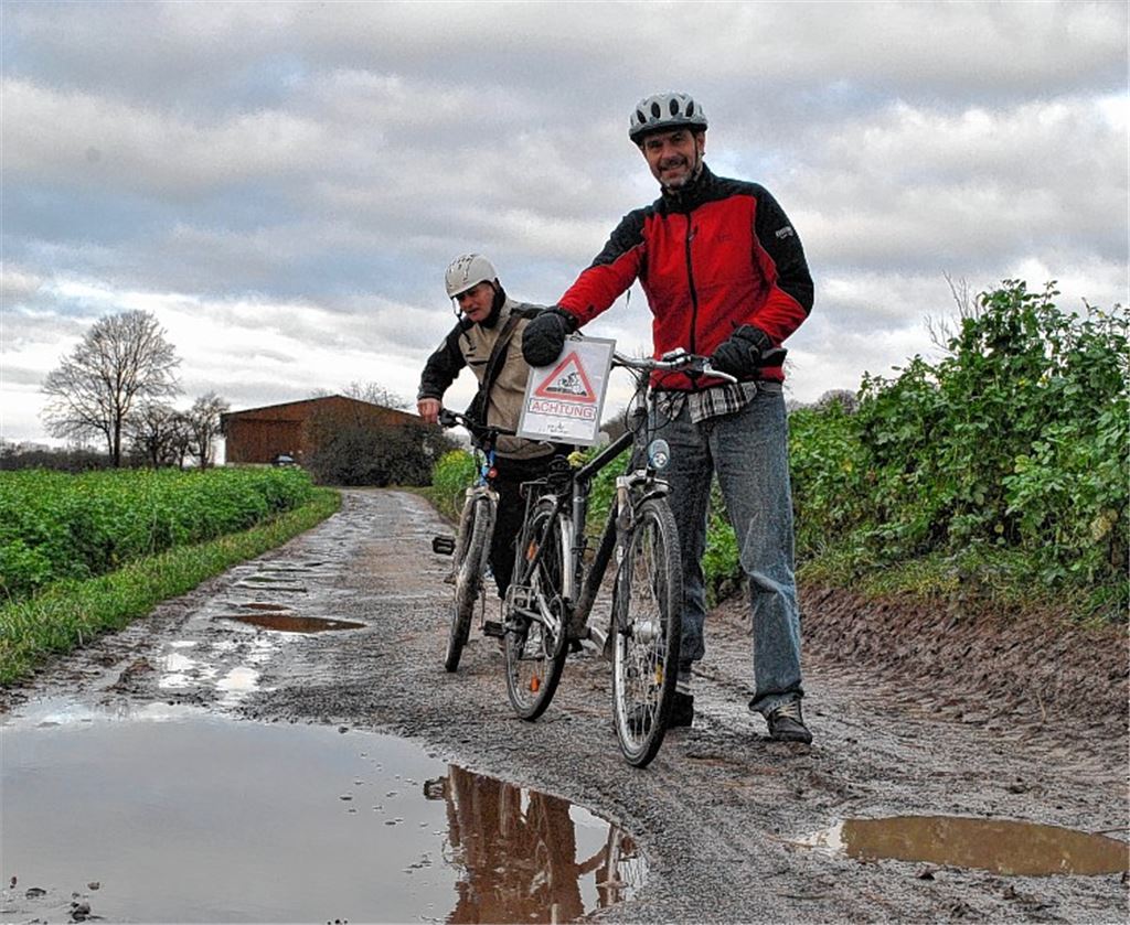 Absteigen und schieben: Große Schlaglöcher machen das Radfahren unmöglich. Archivfoto: Stahlfeld
