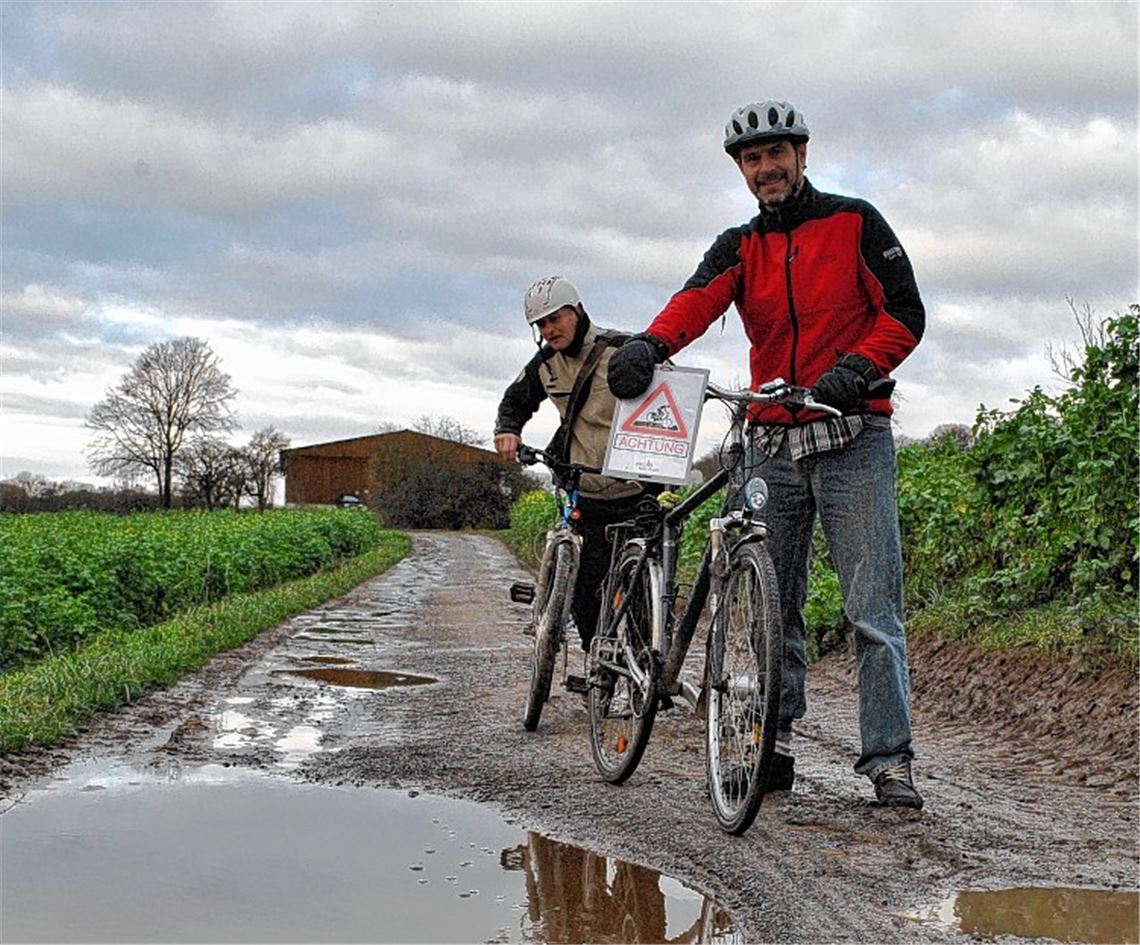 Absteigen und schieben: Schlaglöcher machen das Radfahren schwer. Archivfoto: Stahlfeld
