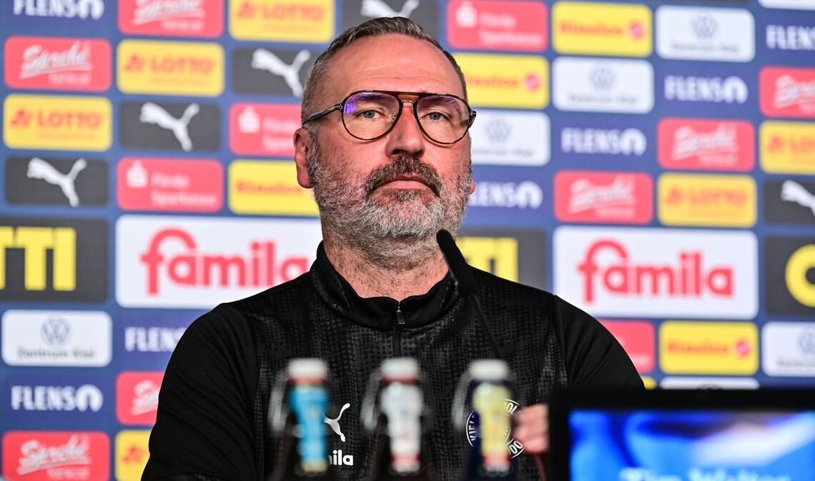 Abstiegskampf macht offenbar schlechte Laune: Tim Walter bei der Pressekonferenz vor dem Duell gegen Düsseldorf.
