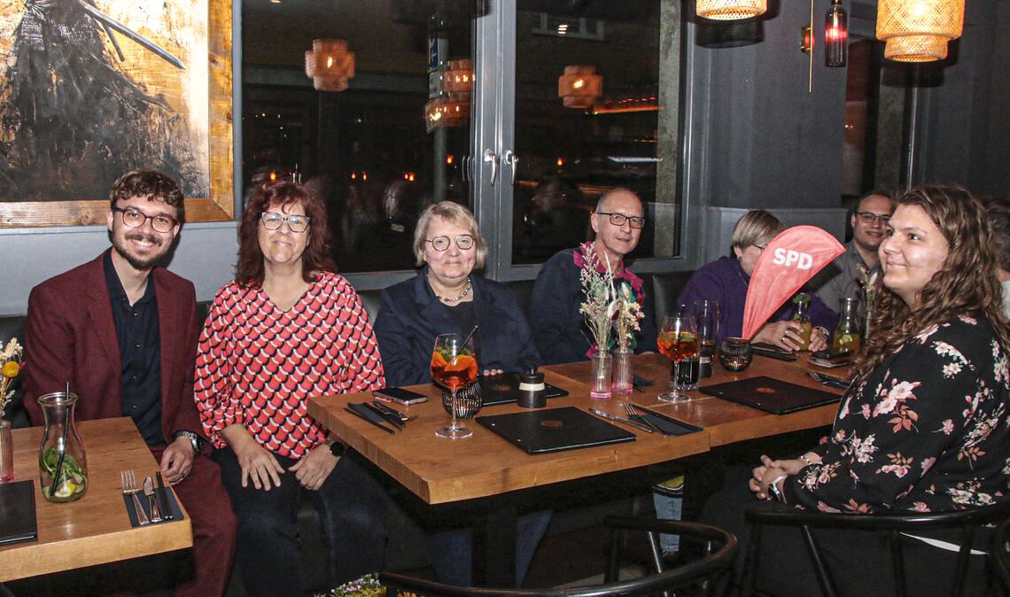 Absturz: Michael Hofsäß (li.) und die Abgeordnete Katja Mast (3. v. li.). Foto: Wacker