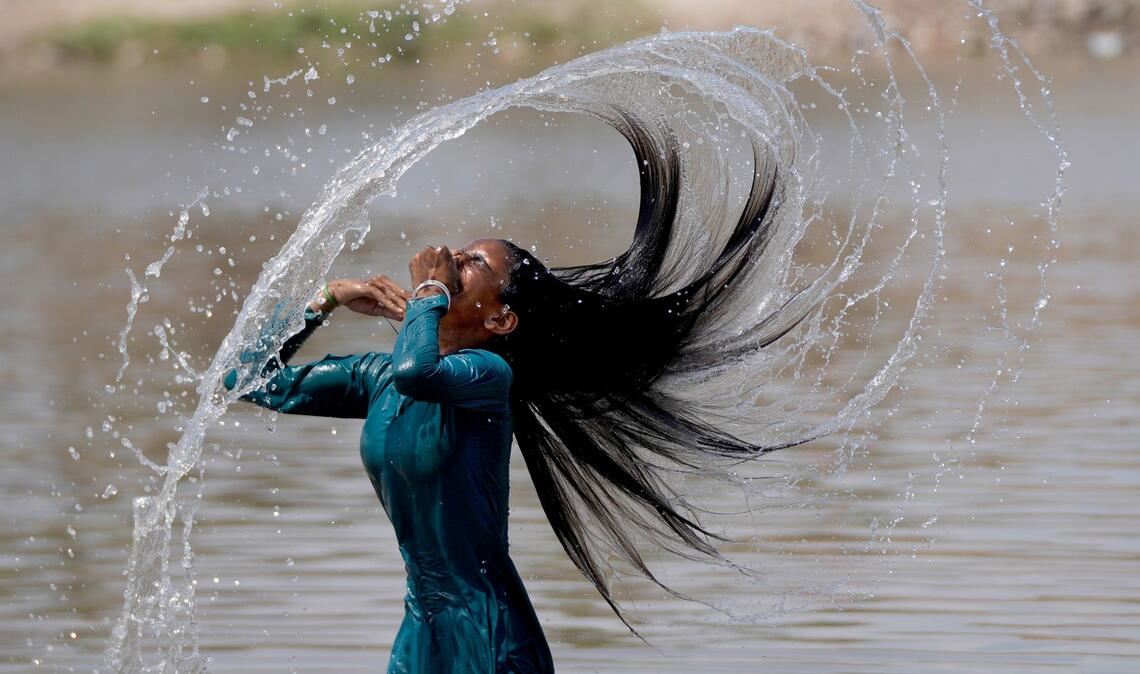 Abtauchen gegen die Hitze: Mädchen kühlt sich in Jammu im Fluss Tawi ab.