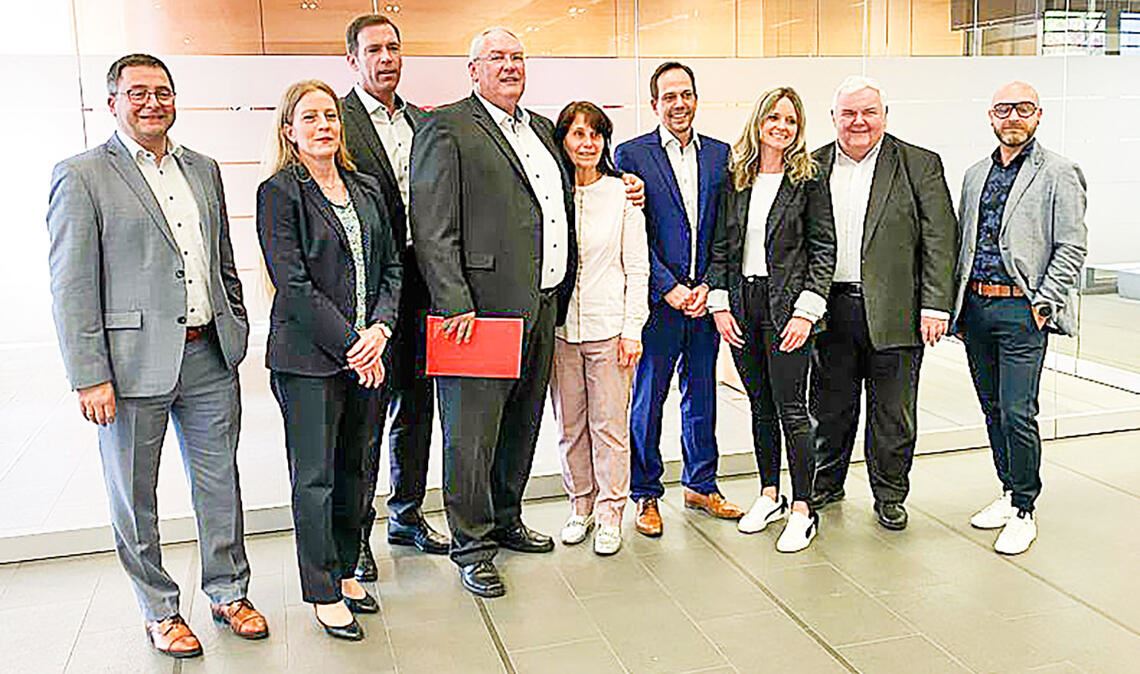 Abteilungsdirektor Volker Kasper (4.v.li., neben ihm seine Ehefrau) gibt den Stab für die Betreuung der Unternehmenskunden in Mühlacker weiter an Jochen Lewald (4.v.re., ebenso begleitet von seiner Ehefrau). Alles Gute wünschen Vorstandsmitglied Dr. Georg Stickel, Vorstandsmitglied Kerstin Gatzlaff, Vorstandsmitglied Sven Eisele, Vorstandsvorsitzender Hans Neuweiler und Personalratsvorsitzender Holger Pfau (v.li.). Foto: privat