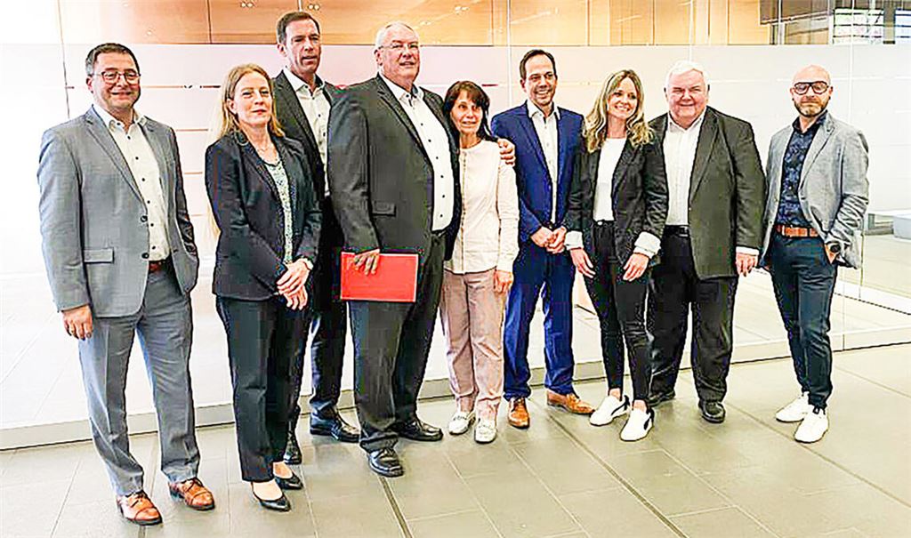 Abteilungsdirektor Volker Kasper (4.v.li., neben ihm seine Ehefrau) gibt den Stab für die Betreuung der Unternehmenskunden in Mühlacker weiter an Jochen Lewald (4.v.re., ebenso begleitet von seiner Ehefrau). Alles Gute wünschen Vorstandsmitglied Dr. Georg Stickel, Vorstandsmitglied Kerstin Gatzlaff, Vorstandsmitglied Sven Eisele, Vorstandsvorsitzender Hans Neuweiler und Personalratsvorsitzender Holger Pfau (v.li.). Foto: privat