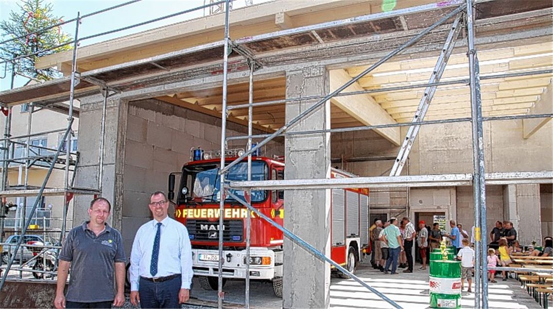 Abteilungskommandant Marco Reichenbach (li.) und OB Frank Schneider beim Richtfest im künftigen Enzberger Feuerwehrgerätehaus. Foto: Sadler