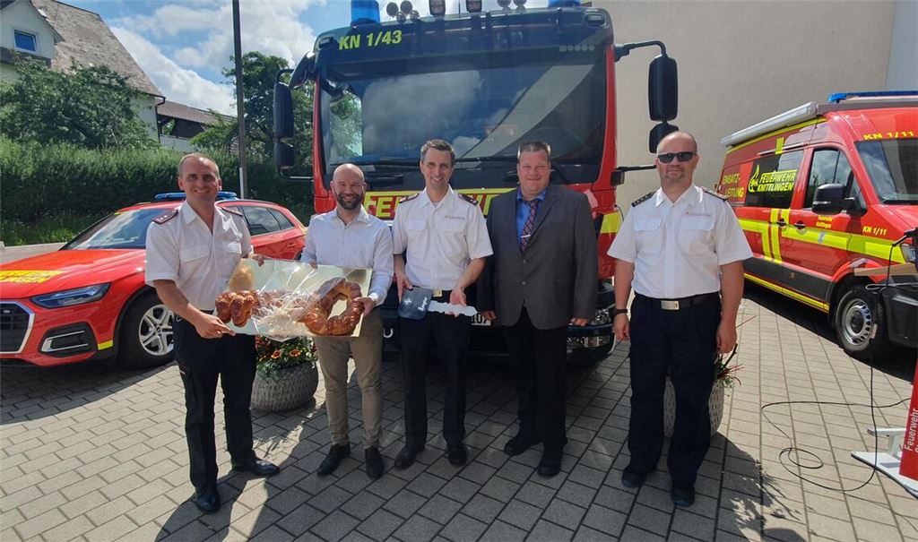 Abteilungskommandant Timo Haller, Bürgermeister Alexander Kozel, Gesamt-Kommandant Markus Dietz, Eric Bruckner von der Herstellerfirma Ziegler und Kreisbrandmeister Carsten Sorg (v. li.) freuen sich über die drei neuen Einsatzfahrzeuge. Fotos: Schröder