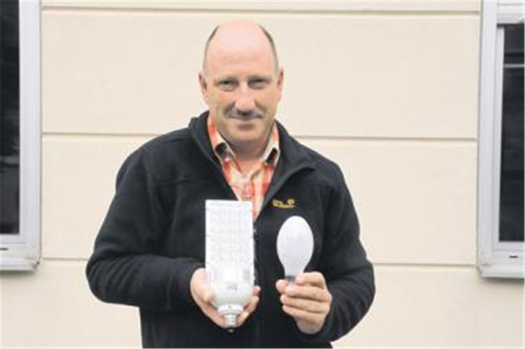 Abteilungsleiter Uwe Pfisterer von den Stadtwerken Mühlacker zeigt eine moderne LED-Lampe (li.) und eine bisher eingesetzt NAV-Lampe. Während der Stromverbrauch bei der LED-Technik geringer ist, sind die Anschaffungskosten deutlich höher. Foto: Franz