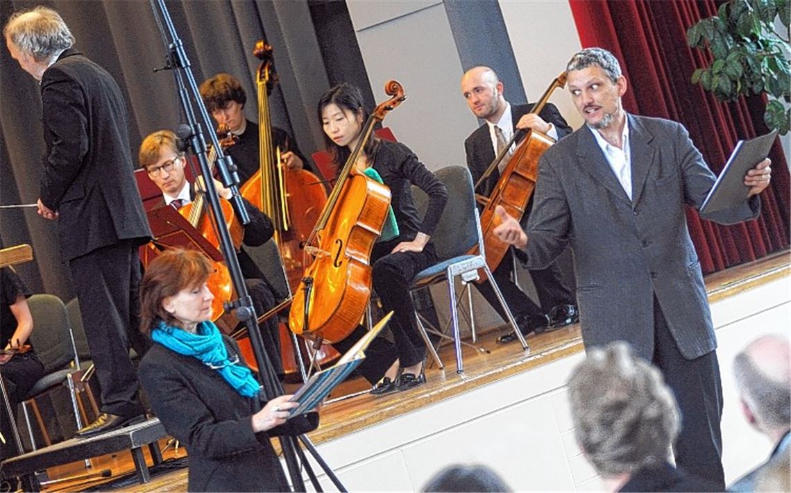 Abwechslungsreich: Zur Musik der sueddeutschen kammersinfonie bietigheim rezitieren Sylvia Hartmann und Andreas Abendroth aus dem finnischen Volksepos „Kalevala“.