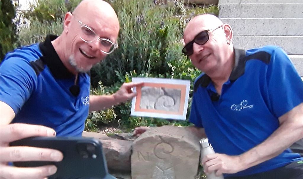 Achim Dürr (li.) und Ecki Buhl beweisen: Die Stadtbildsuche war erfolgreich. Foto: Becker