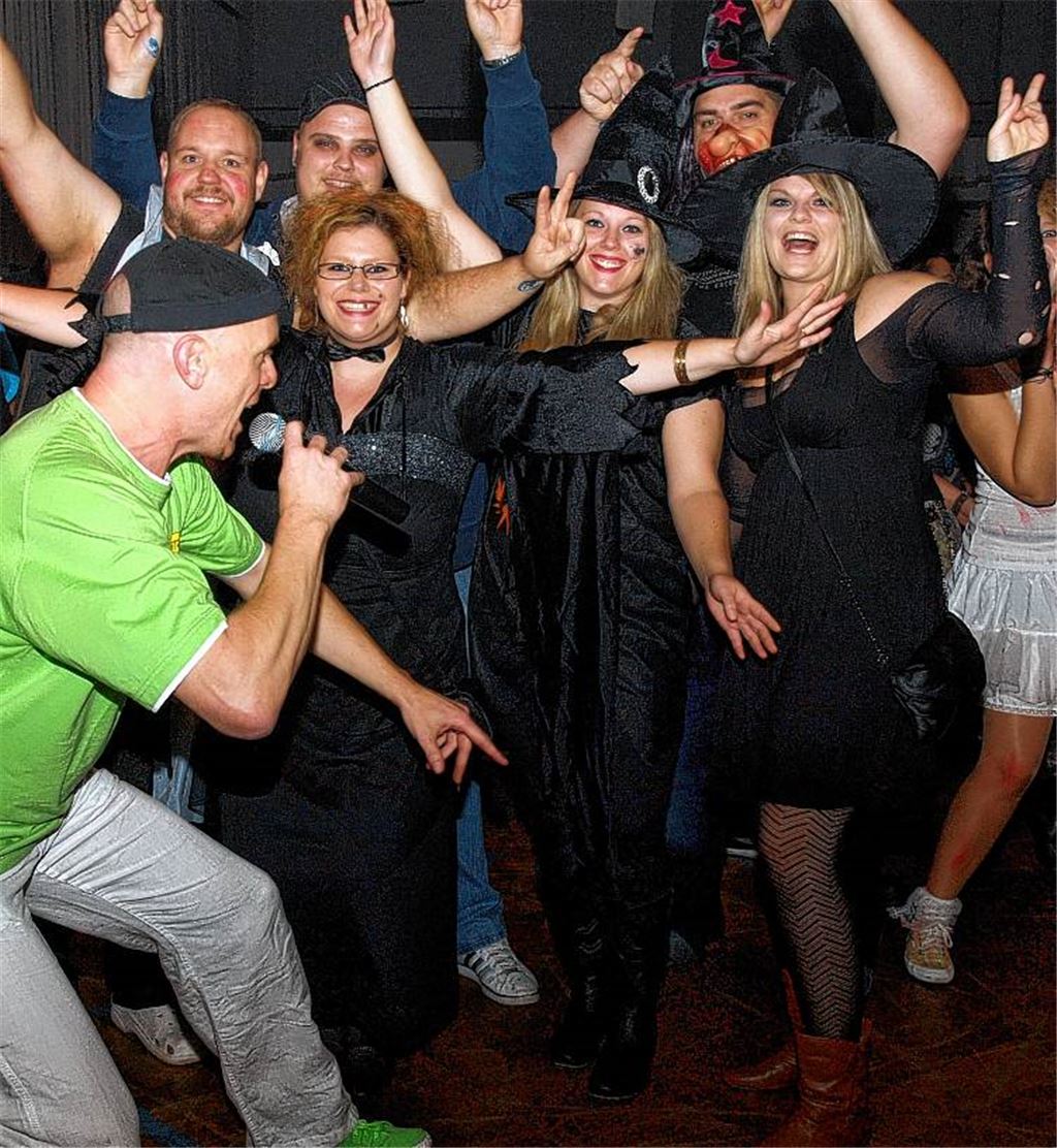Achim Dürr von der Band „milesTone“ heizt den Hexen in Enzberg ein (links). In Lomersheim taucht eine zum Leben erwachte Mumie auf, und Lina, Lisa, Magdalene und Lucas zeigen Zähne. 