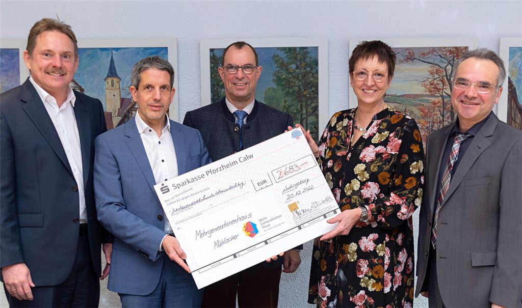 Achim Geisbauer und Peter Laustetter übergeben die Spende an OB Frank Schneider, Alexandra Rapp und Markus Schellinger (v.li.). Foto: Fotomoment
