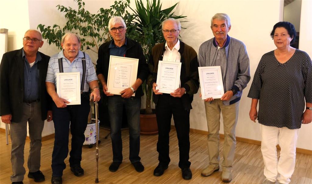 Achim Wegmer (li.) und Gabriele Higer (re.) ehren (v.li.) Klaus Ockert, Reinhard Lämmle, Karl Weißert, Josef Fix und Gabriele Higer. Foto: rkü