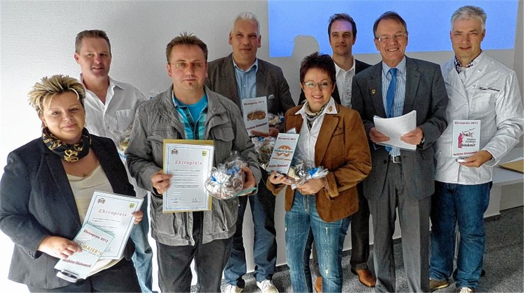 Acht Betriebe erhalten den Ehrenpreis der Innung Nordschwarzwald. Verliehen wird er von Innungsobermeister Martin Reinhardt (selbst Ausgezeichneter, re.) und Enzkreis-Dezernent Karl-Heinz Zeller (2. v. re.).