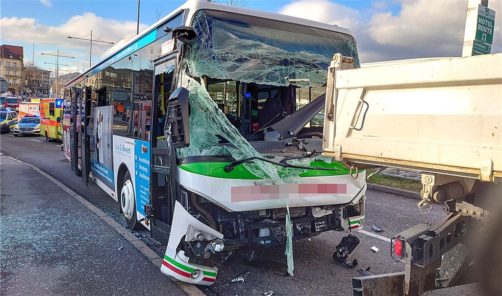 Acht Verletzte und hohen Sachschaden im sechsstelligen Bereich fordert ein Unfall mit einem Linienbus in Pforzheim. Foto: Myroshnichenko