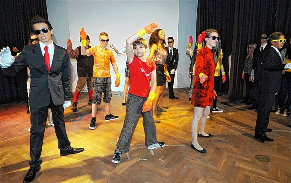 Achtklässler führen das Theaterstück „Der Wald“ auf.