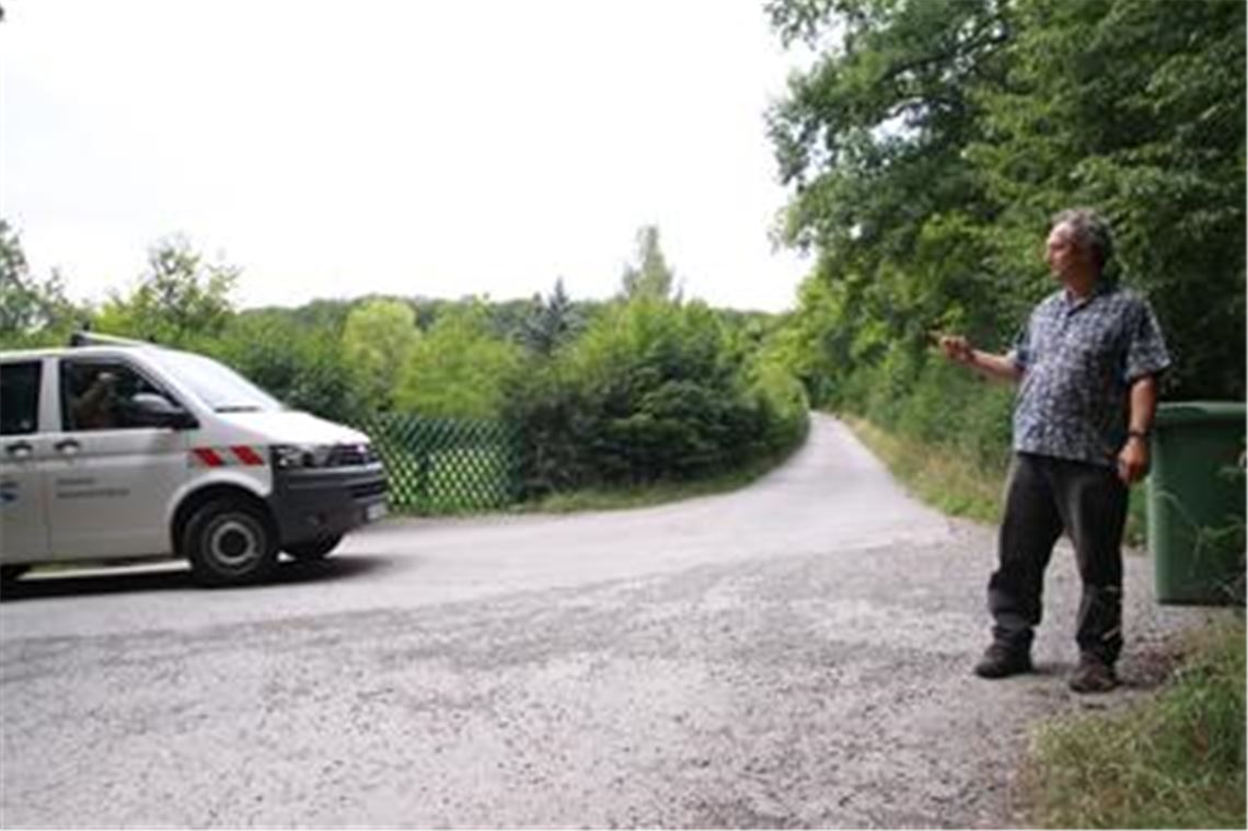 Achtung Auto! Am Ende des steilen Feldwegs am Sauberg, den die Mountainbiker in der Nähe der Naturschule von Stadtrat Klemens Köberle herunterbrettern, lauert Gefahr in Form von Fahrzeugen und Fußgängern. Der 51-Jährige wünscht sich ein Warnschild, das die sportlichen Radler auf die drohende Gefahr aufmerksam macht. 
Foto: Disselhoff
