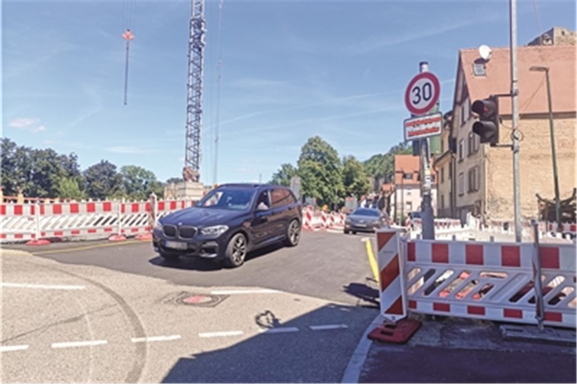 Achtung, Autofahrer: Die erlaubte Geschwindigkeit auf der Enzstraße ist derzeit nicht nur nachts reduziert. Foto: Deeg