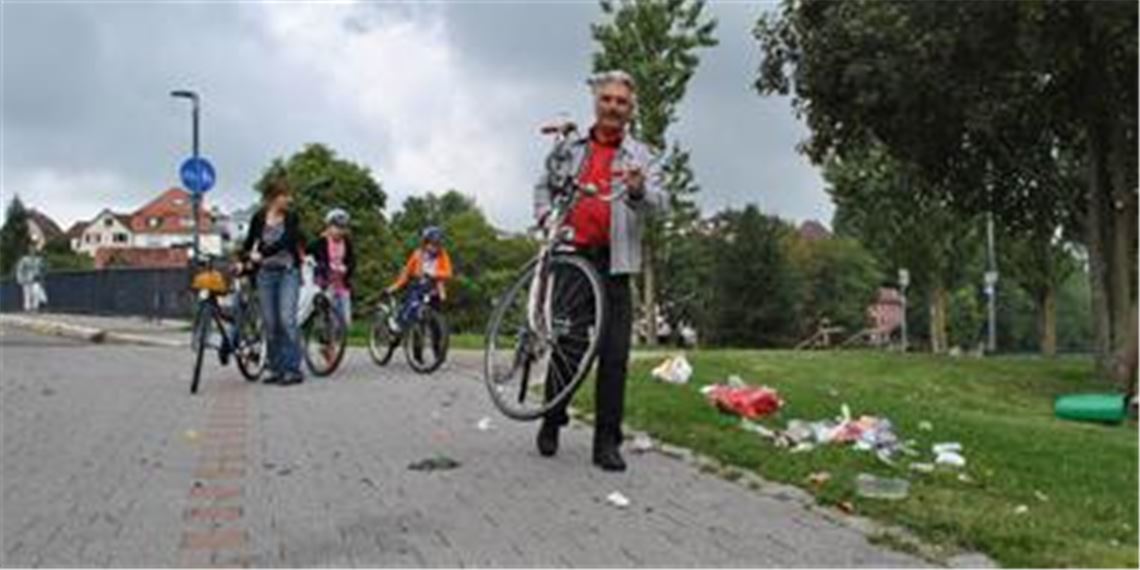 Achtung ! Radfahrer müssen absteigen, weil beim Kinderspielplatz nicht nur Abfälle, sondern auch Scherben liegen. Foto: Stahlfeld